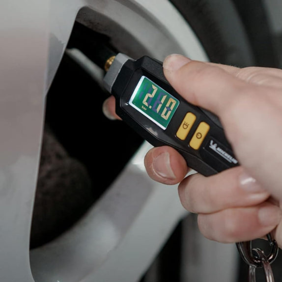 Axooms Compact Digital Tyre Pressure Gauge with Keyring – LED Display, 5–99 PSI