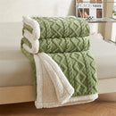 Axooms Fluffy Sherpa Blanket, Warm 200 x 230 cm, Thick Oversized XXL Throw Blanket, Soft Large Fleece Blanket for Sofa, Bed and Couch, Winter Blanket